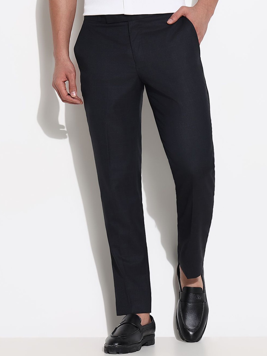 

SHOWOFF Men Comfort Slim Fit Low-Rise Trousers, Black