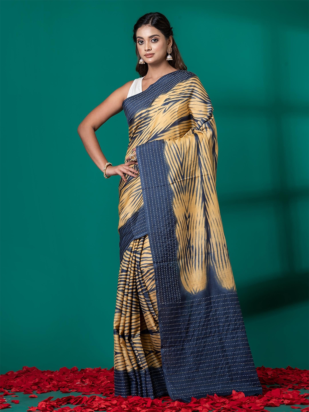 

VIBHAVARI Silk Blend Saree, Beige