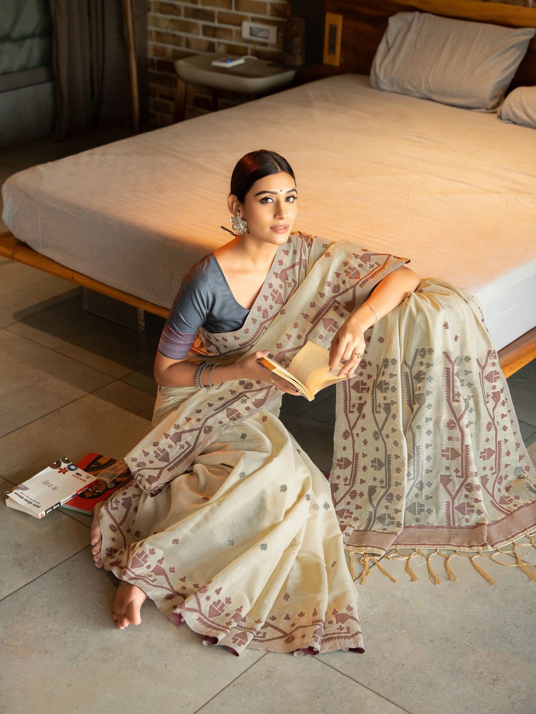 

ISHIKA FAB Woven Design Pure Cotton Jamdani Saree, Grey