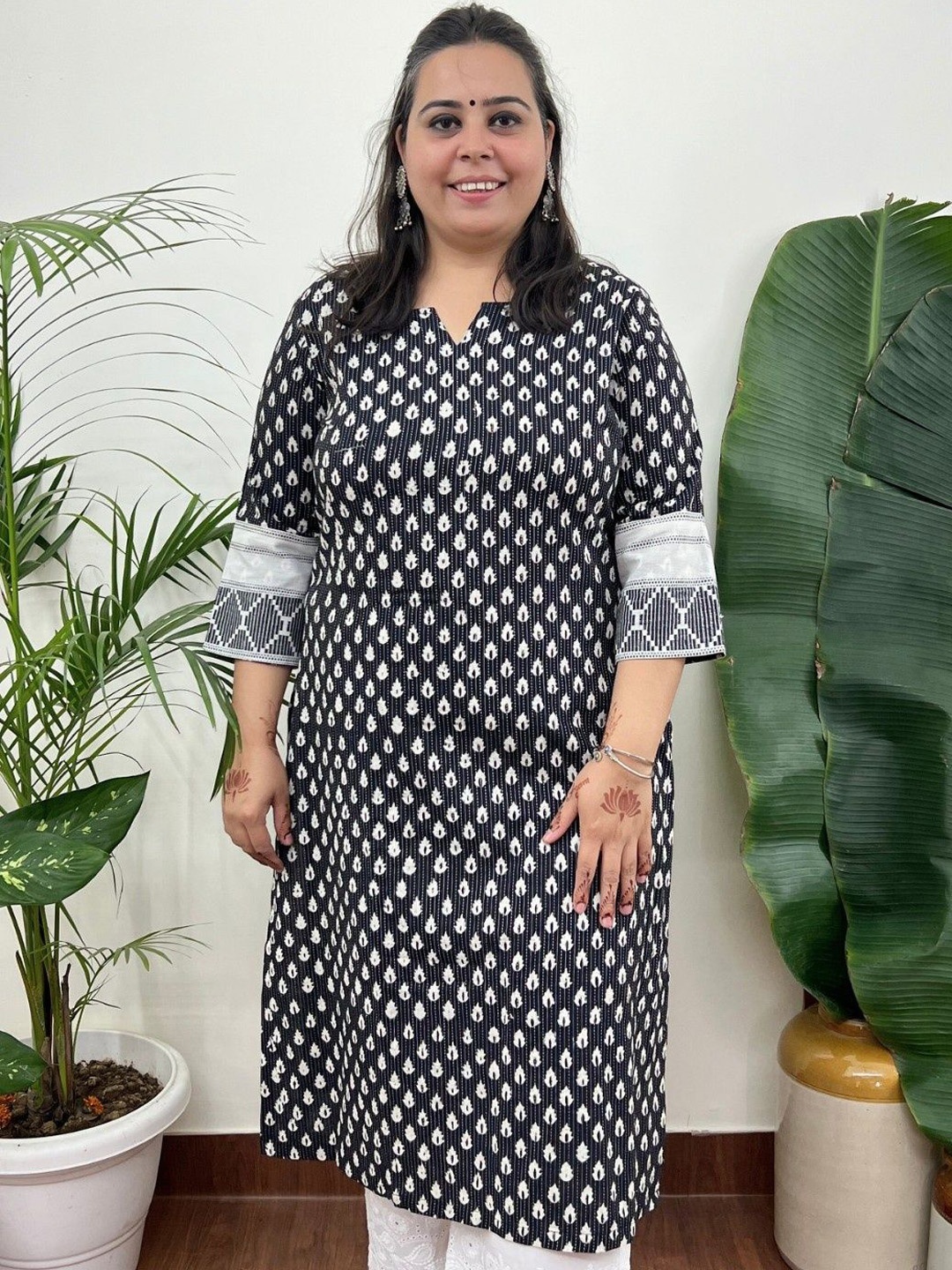 

Sanskritam Women Printed Kurta, Black