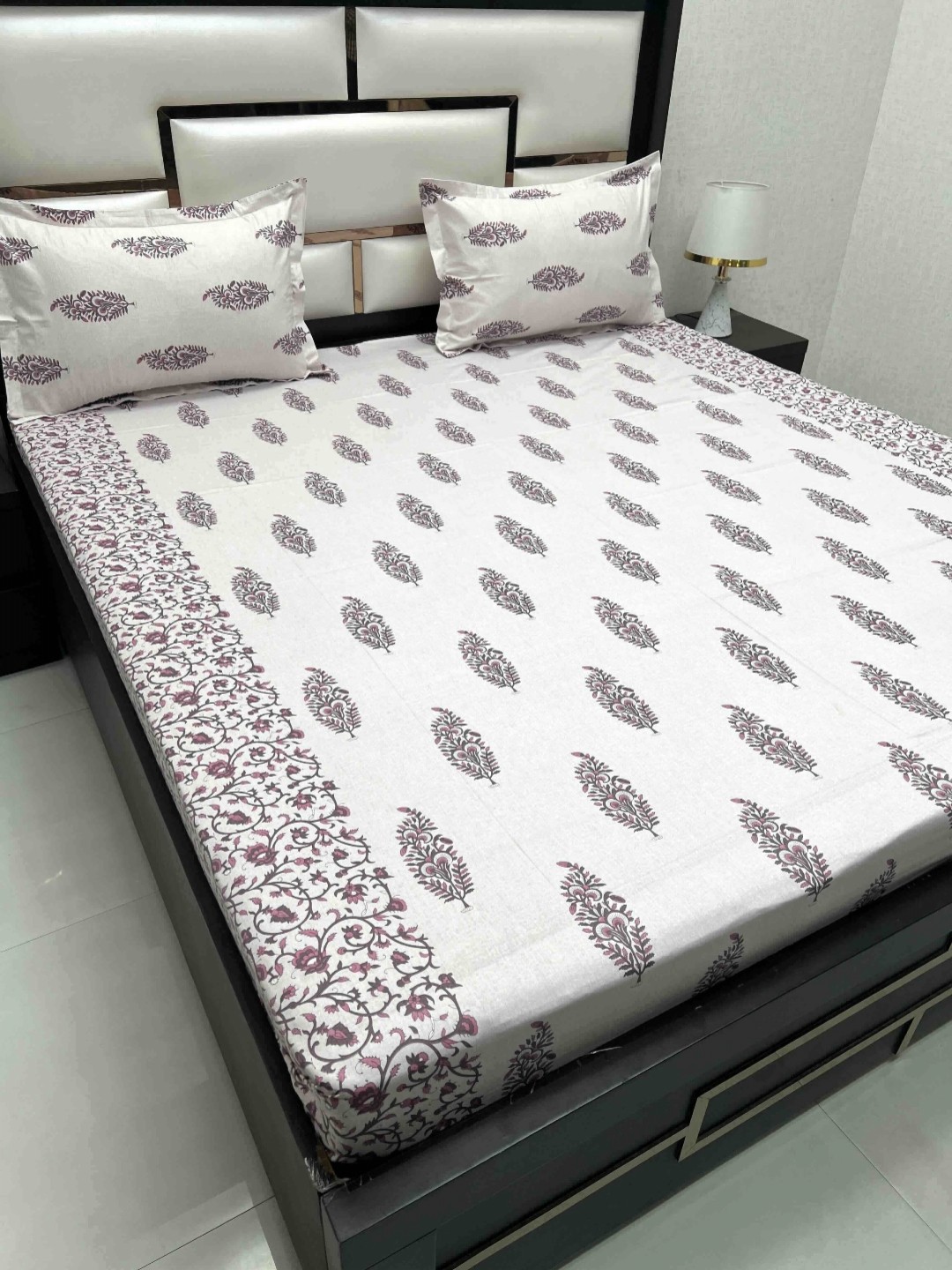 

Pure Decor Royal Passion White 350 TC Pure Cotton Queen Bedsheet Set-2.27 m x 2.55 m, Pink