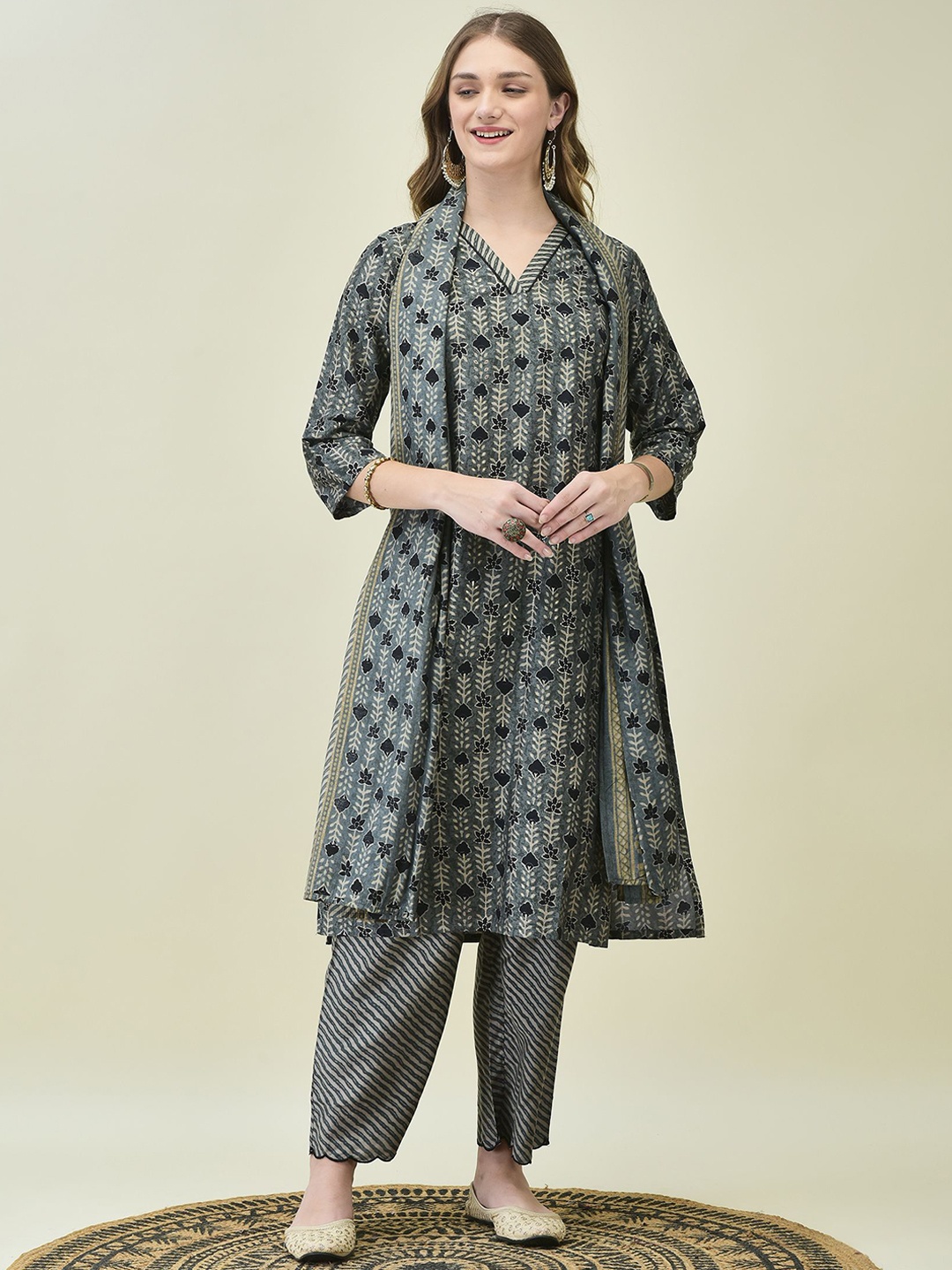 

Shree Women Floral Printed Liva Kurta with Trousers & With Dupatta, Grey