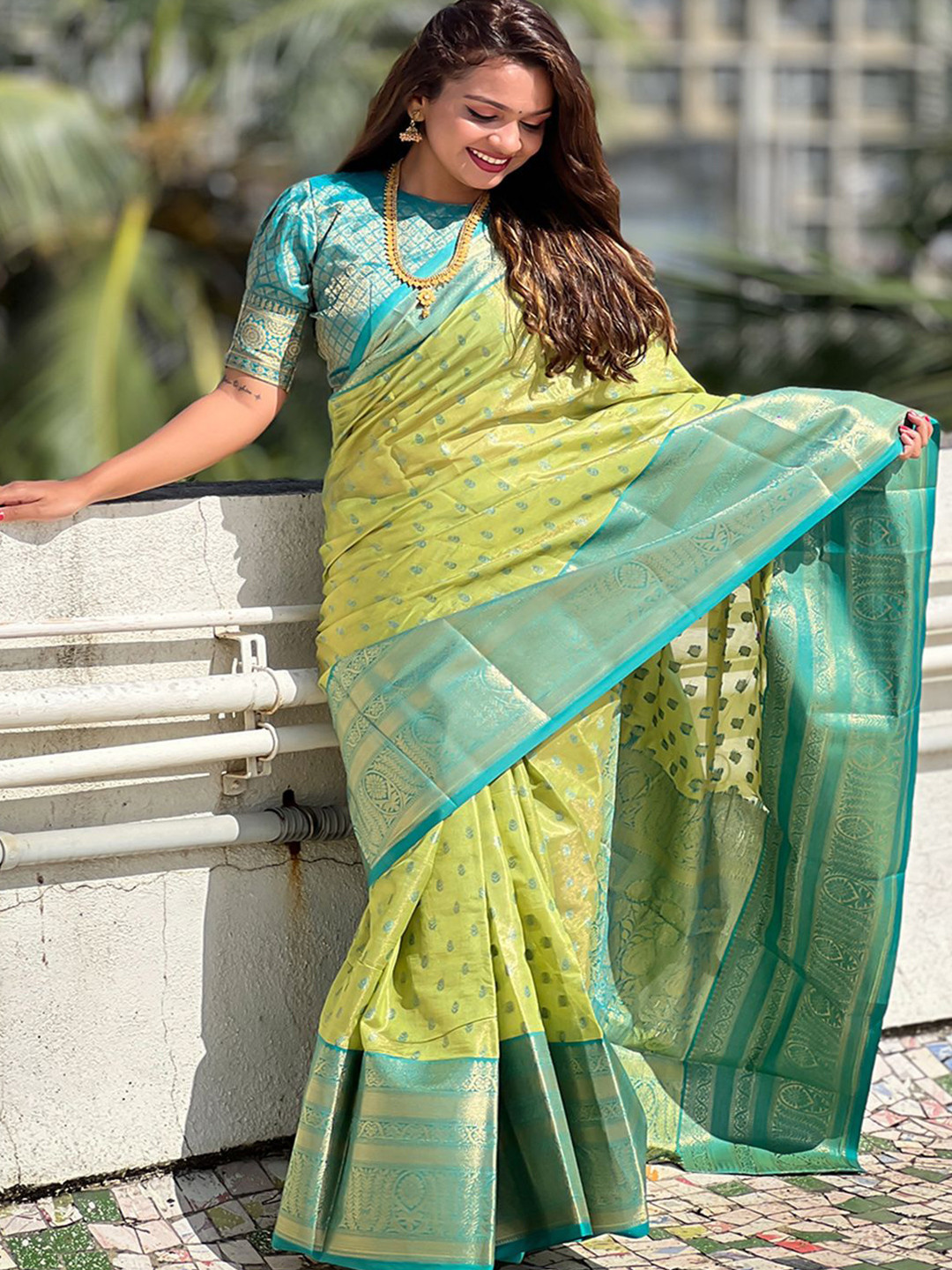 

Mitera Woven Design Zari Saree With Unstitched Blouse Piece, Green