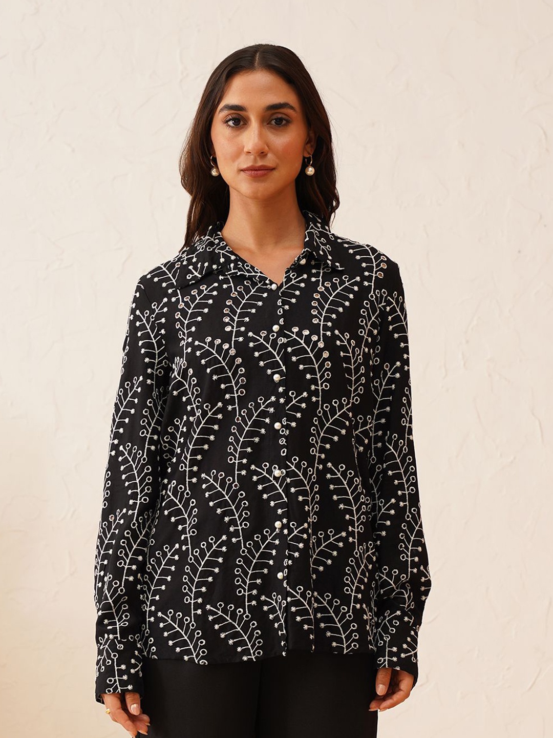 

Beatnik Women Classic Spread Collar Floral Printed Cotton Casual Shirt, Black