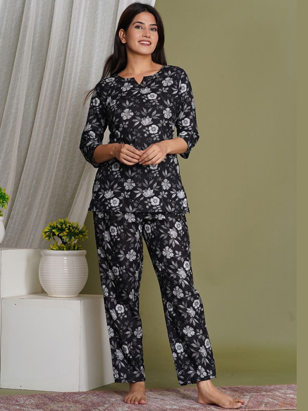 

Serenita Women Printed Night suit, Black