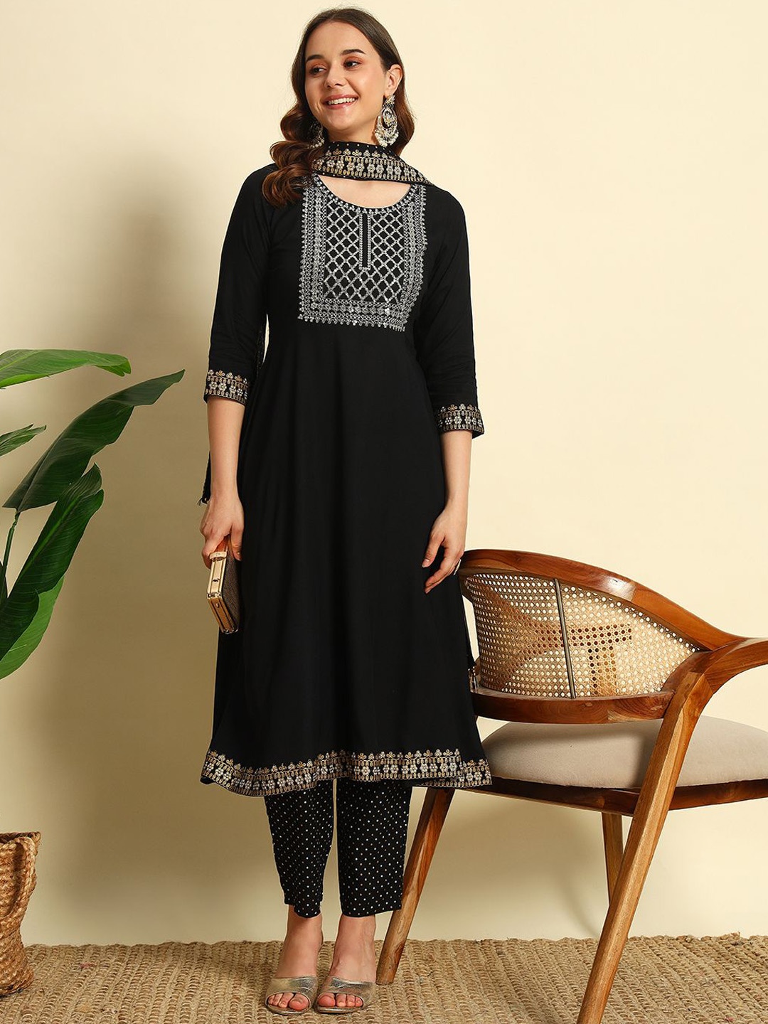 

IkDaiya Women Floral Embroidered Regular Kurta with Trousers & With Dupatta, Black