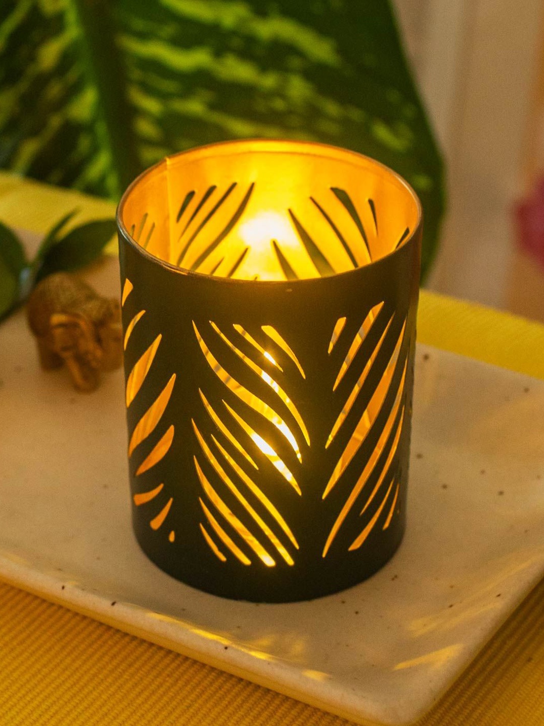 

10club Gold-Toned & Green Leaf Pattern Candle Holder