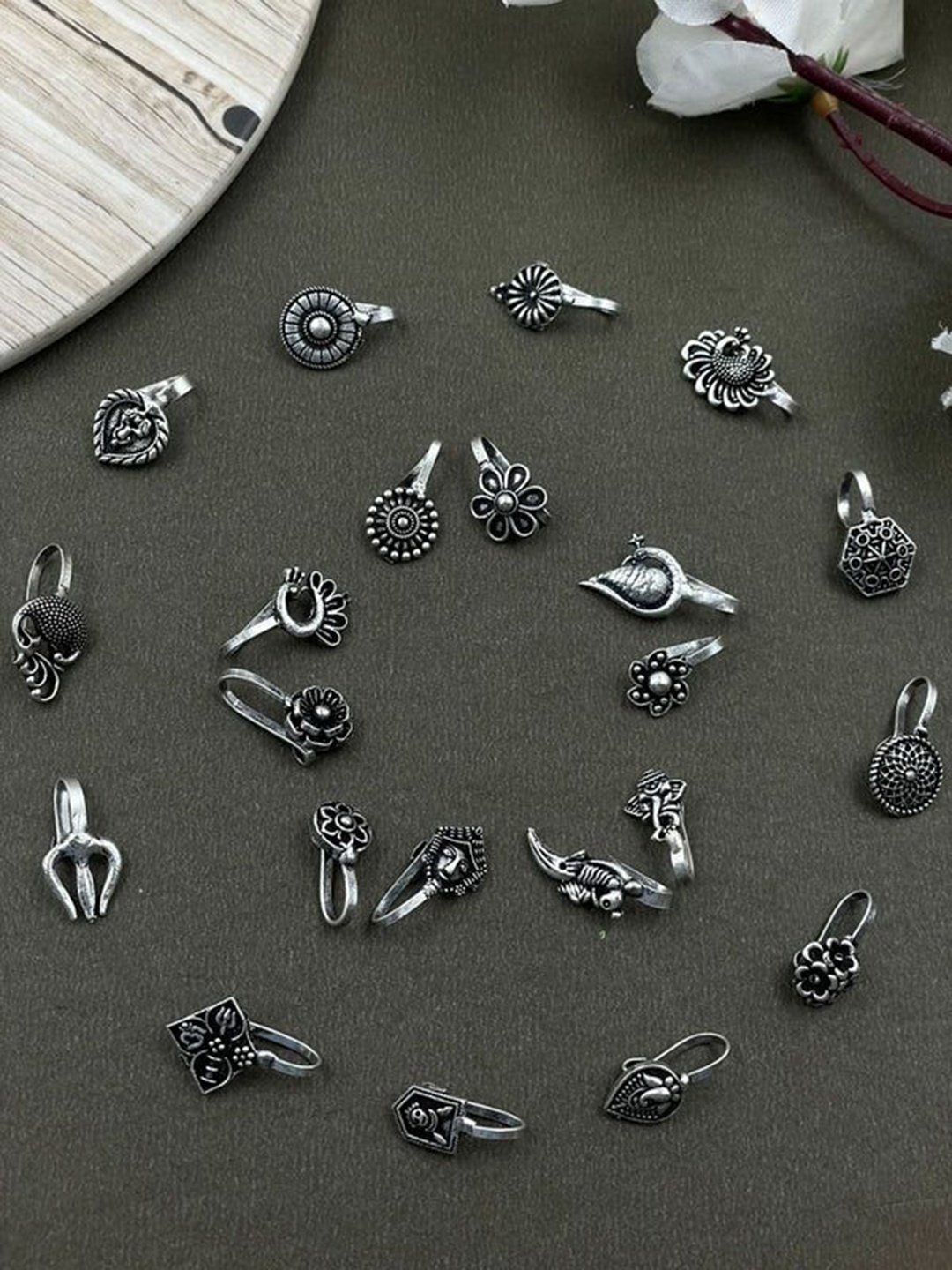 

NAMAN ARTS Set Of 21 Silver-Plated Oxidised Stud Nosepins