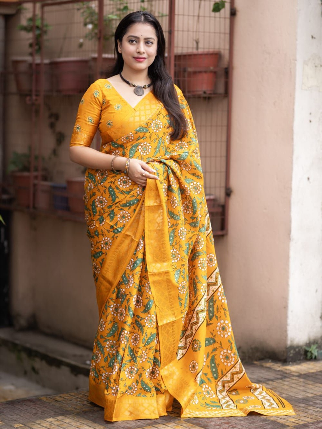 

STAVA CREATION Floral Zari Silk Cotton Gadwal Saree, Yellow