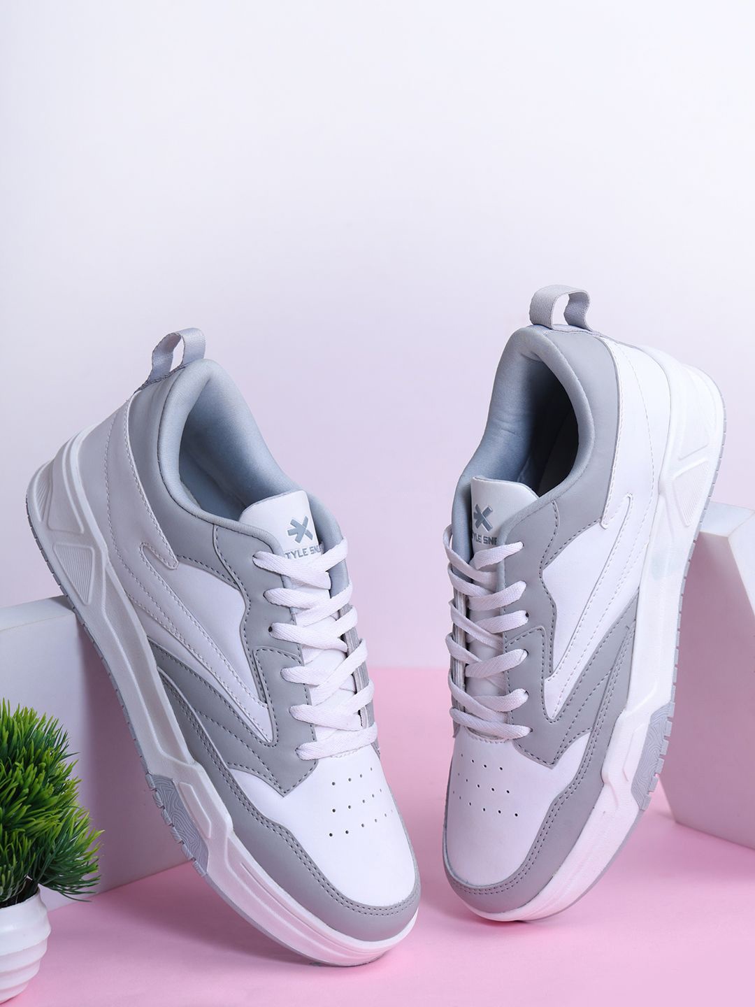 

HRX by Hrithik Roshan Men Colourblocked Sneakers, Grey