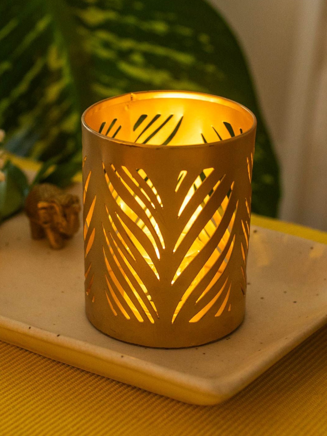 

10club Gold-Toned Leaf Pattern Candle Holder