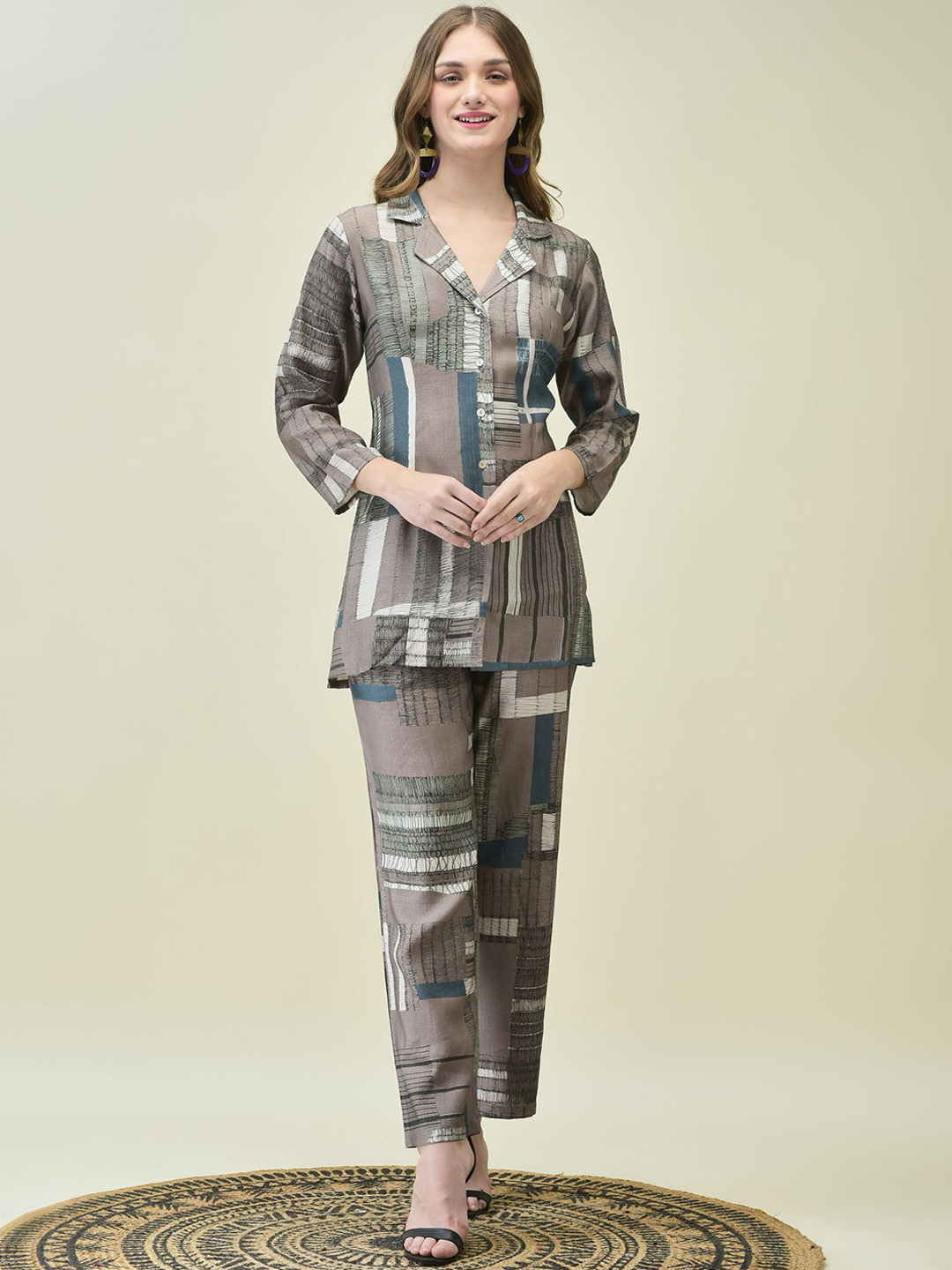 

Shree Printed Lapel Neck Shirt With Trousers, Grey