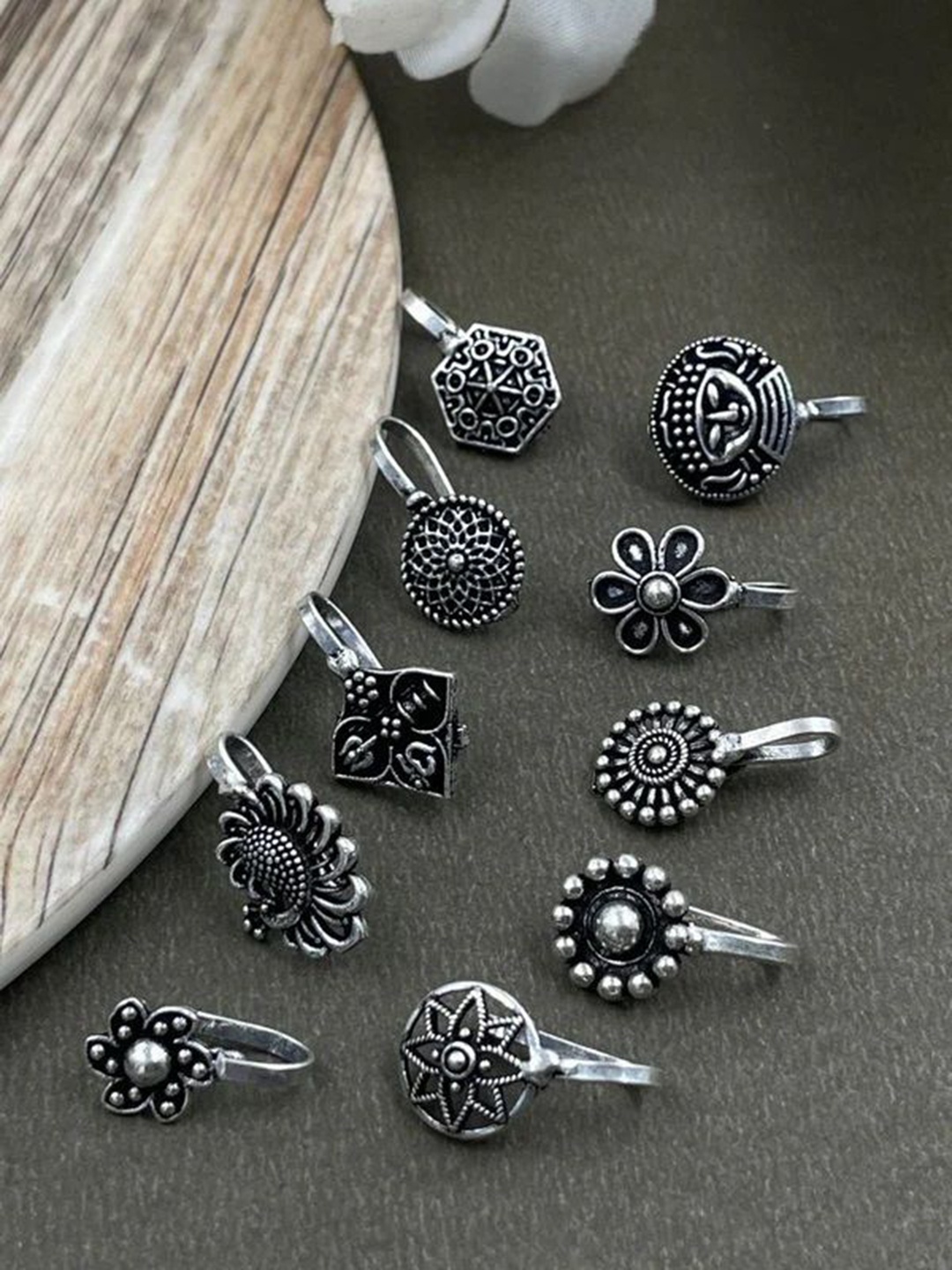 

NAMAN ARTS Silver-Plated Stud Nosepin
