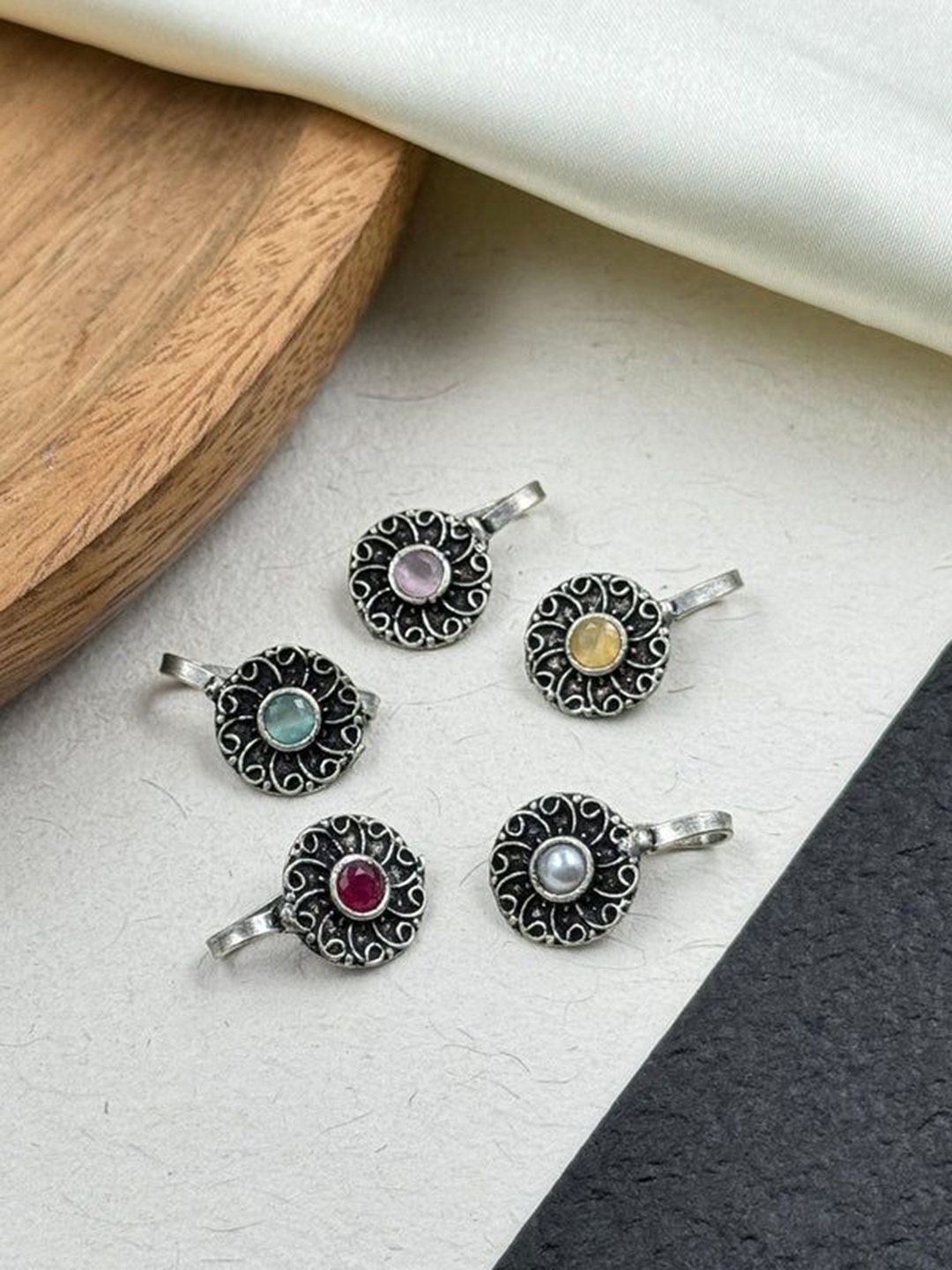 

NAMAN ARTS Gold-Plated Artificial Stones and Beads Stud Nosepin, Silver