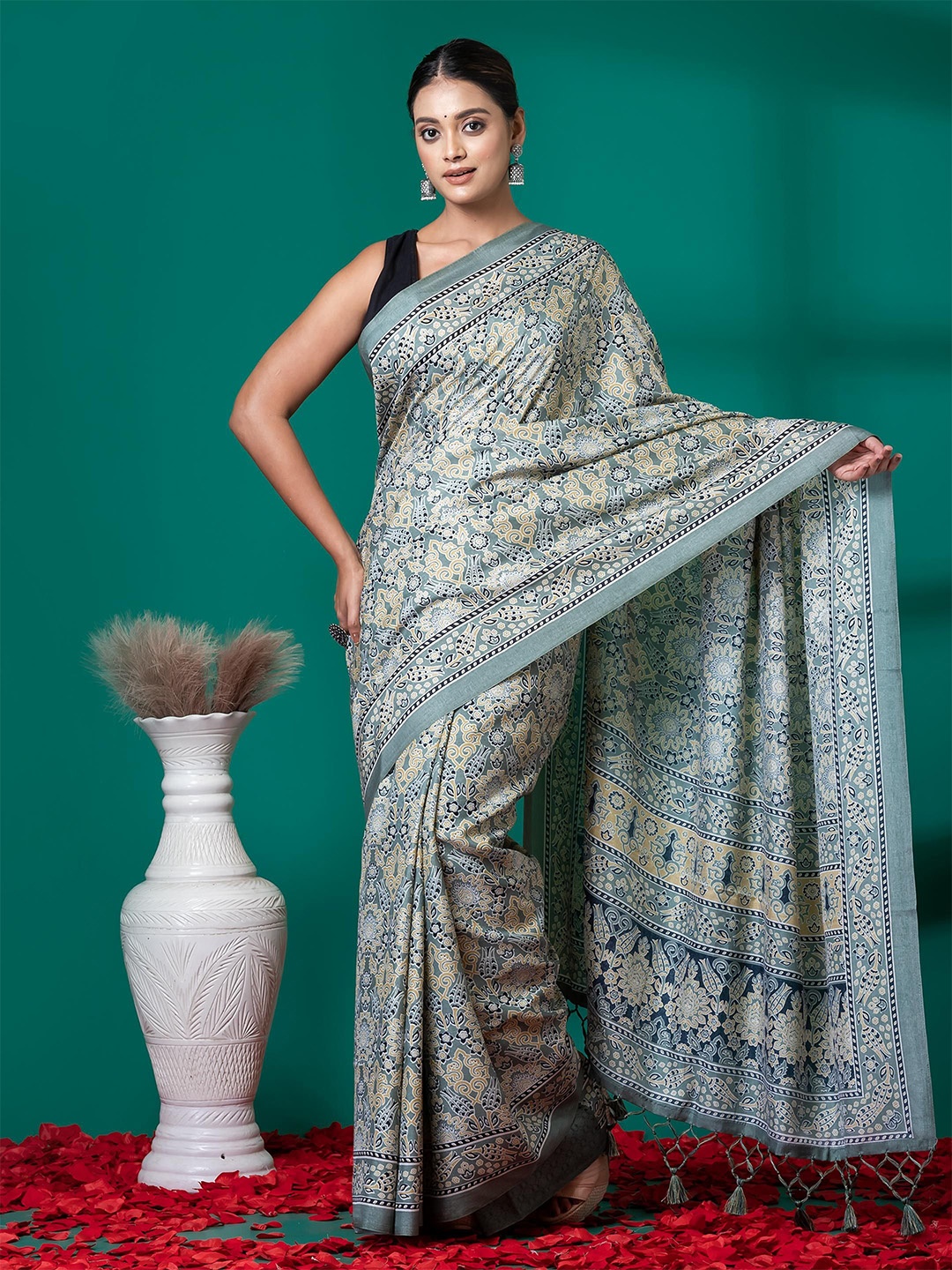 

VIBHAVARI Silk Blend Saree, Grey