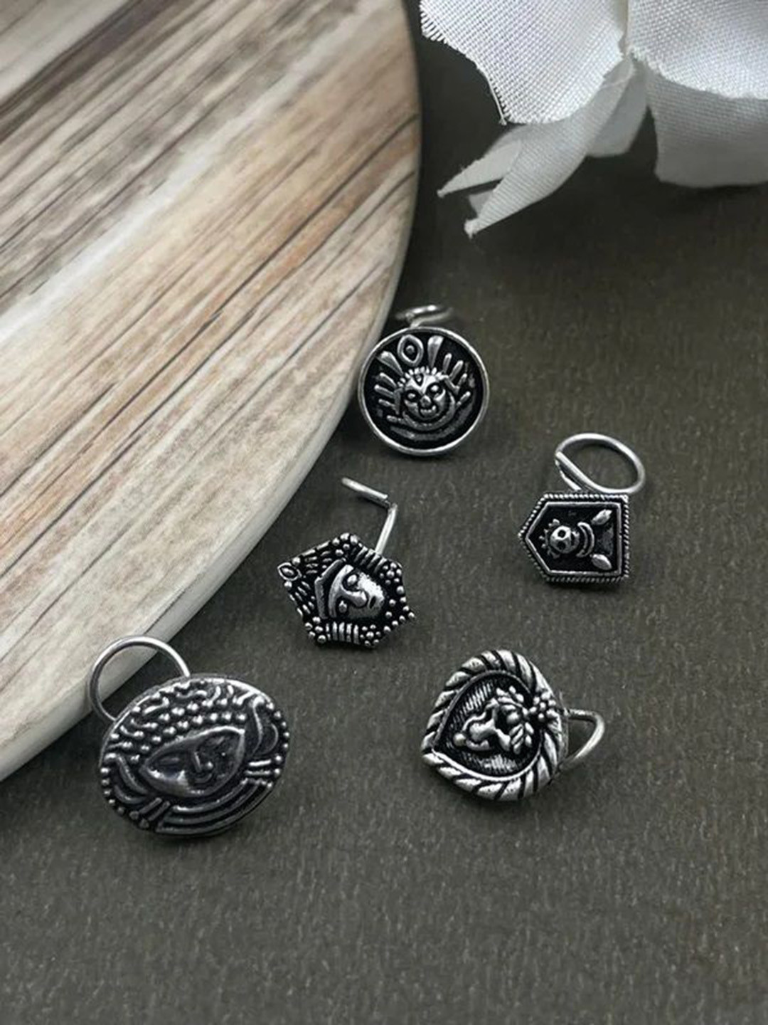 

NAMAN ARTS Silver-Plated Stud Nosepin