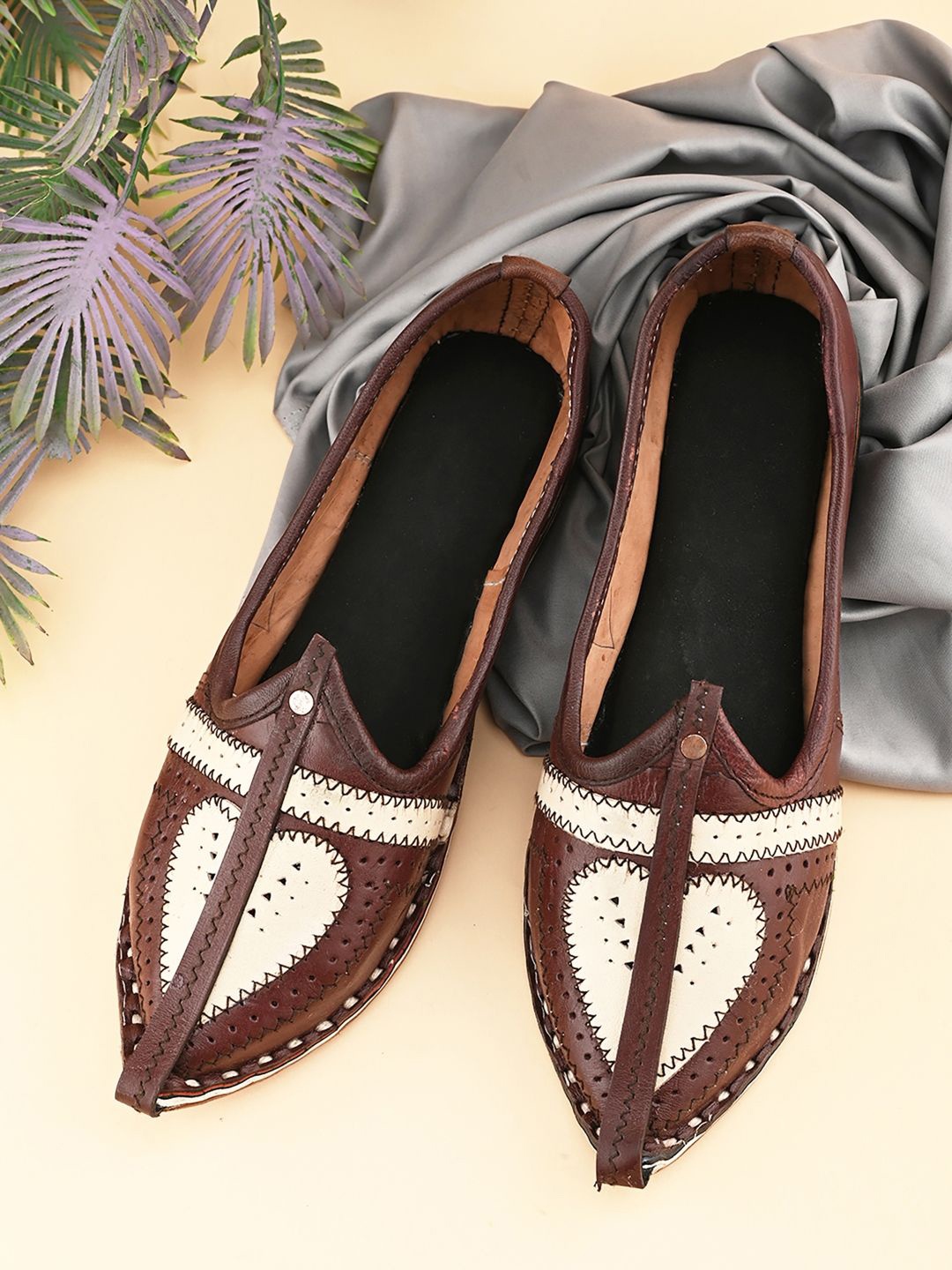 

Apratim Men Printed Mojaris Flats, Brown
