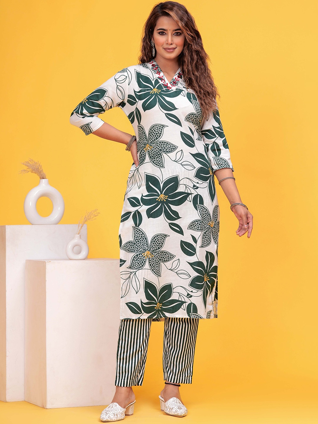 

HEARTLOOM Women Floral Printed Regular Mirror Work Kurta with Trousers, Green