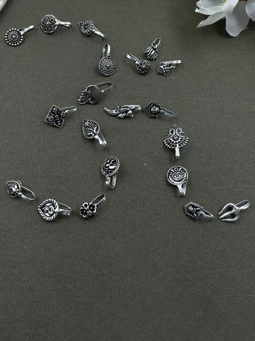 

NAMAN ARTS Silver-Plated Stud Nosepin
