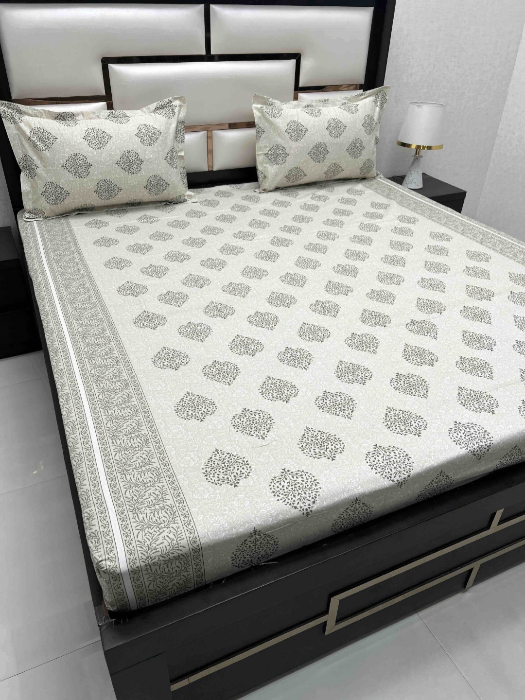 

Pure Decor Green Ethnic Motifs Cotton 250 TC Queen Bedsheet Set 2.25 m x 2.55 m