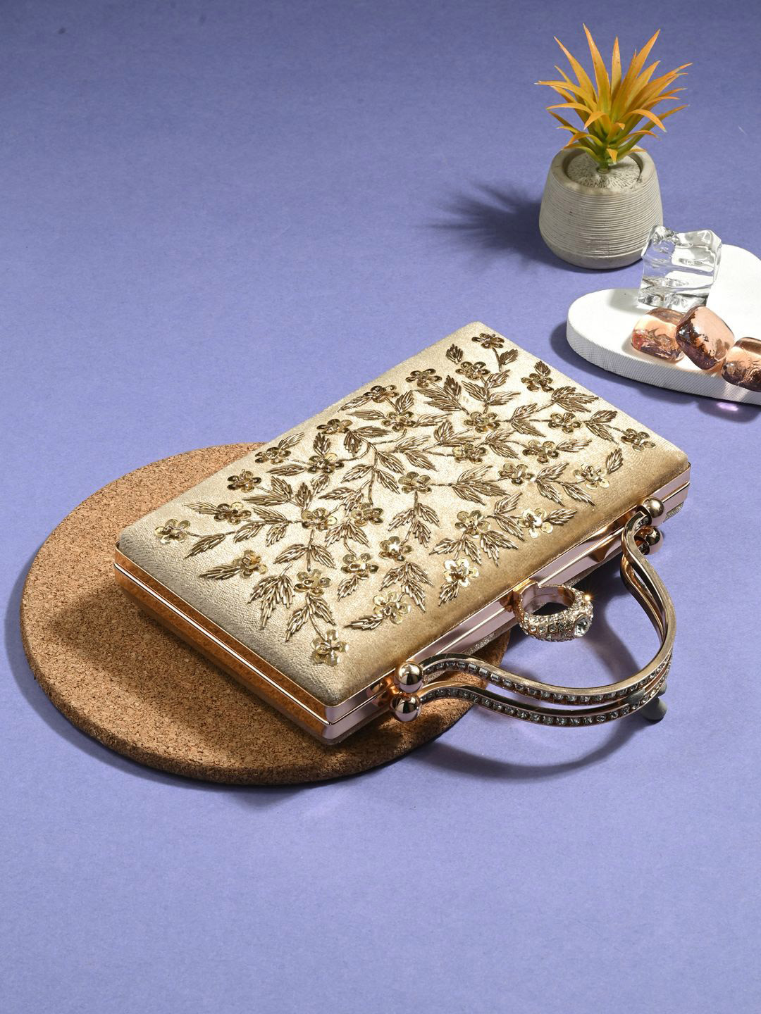 

Sangria Kamannii Ring Flat Clutches, Gold