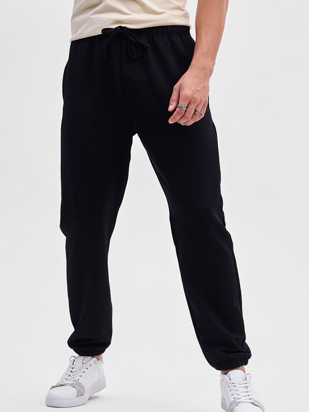 

Snitch Men Mid Rise Joggers, Black