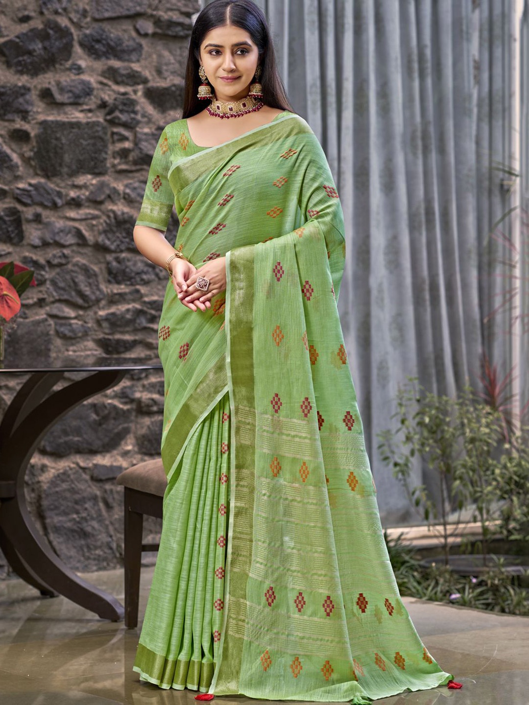 

SANGAM PRINTS Woven Design Zari Linen Blend Tussar Saree, Green