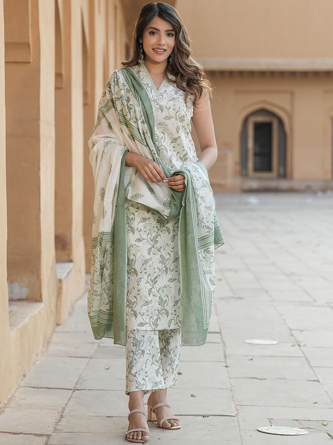 

ORUVAN Women Printed Regular Kantha Work Kurti with Trousers & With Dupatta, Green