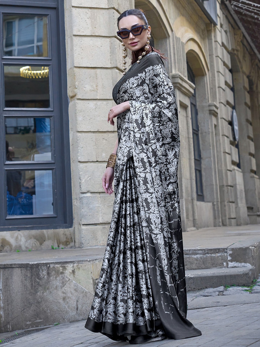 

elora Abstract Printed Satin Saree, Black