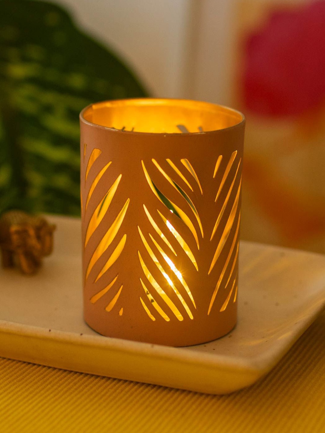 

10club Gold-Toned & Peach-Coloured Leaf Pattern Candle Holder