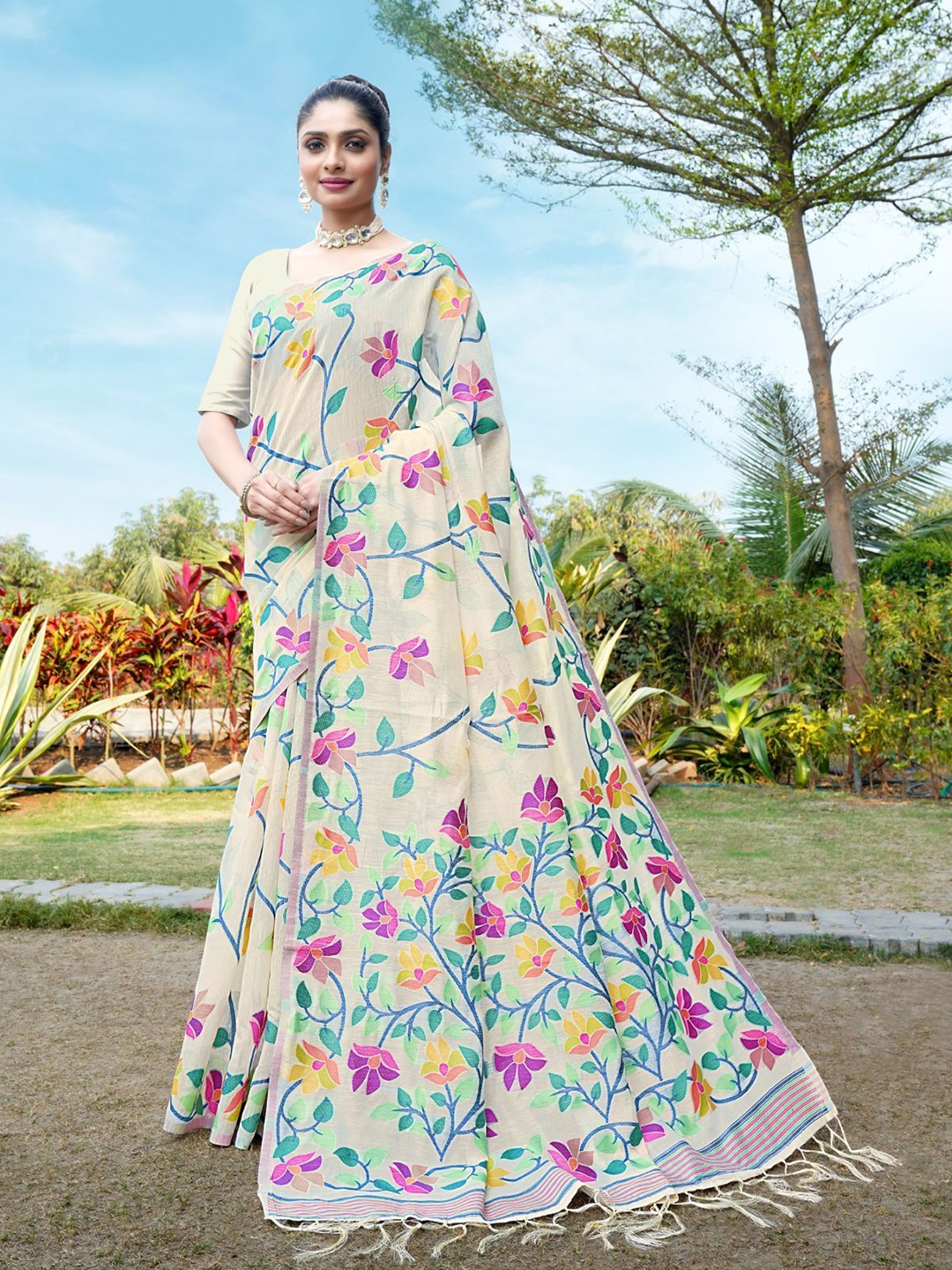 

ISHIKA FAB Floral Pure Cotton Jamdani Saree, Off white