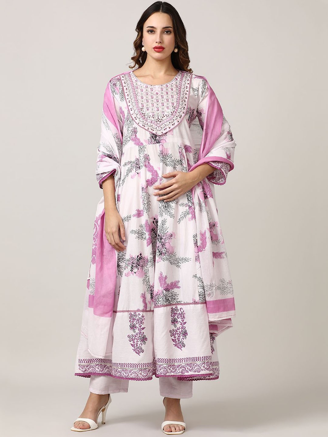 

Jaipur Kurti Women Floral Printed Empire Thread Work Pure Cotton Kurta with Trousers & With Dupatta, Pink