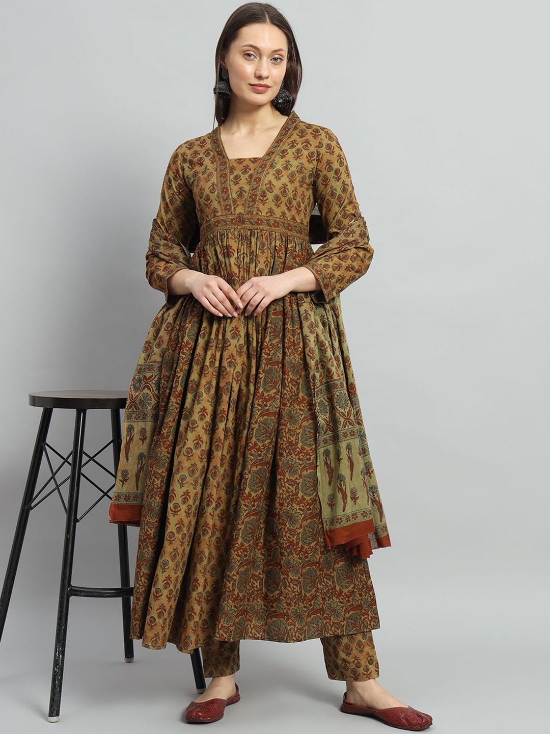 

Gujari Women Floral Printed Regular Pure Cotton Kurta with Trousers & With Dupatta, Brown