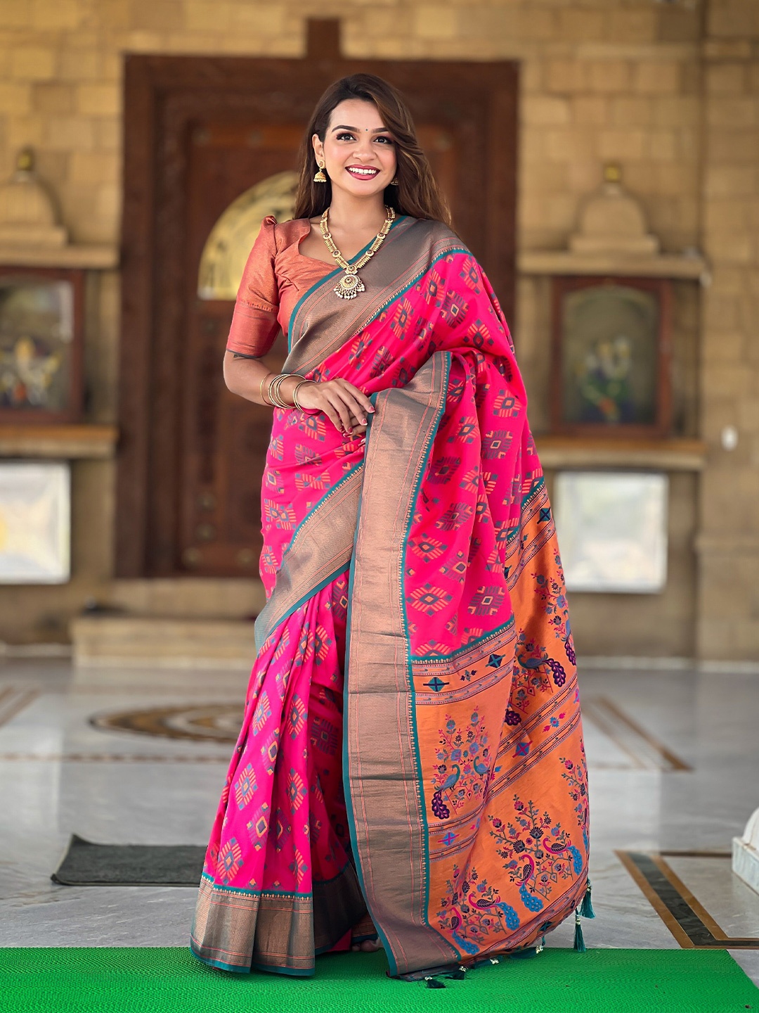 

YAVIRA SILK Woven Design Zari Pure Silk Paithani Saree, Pink