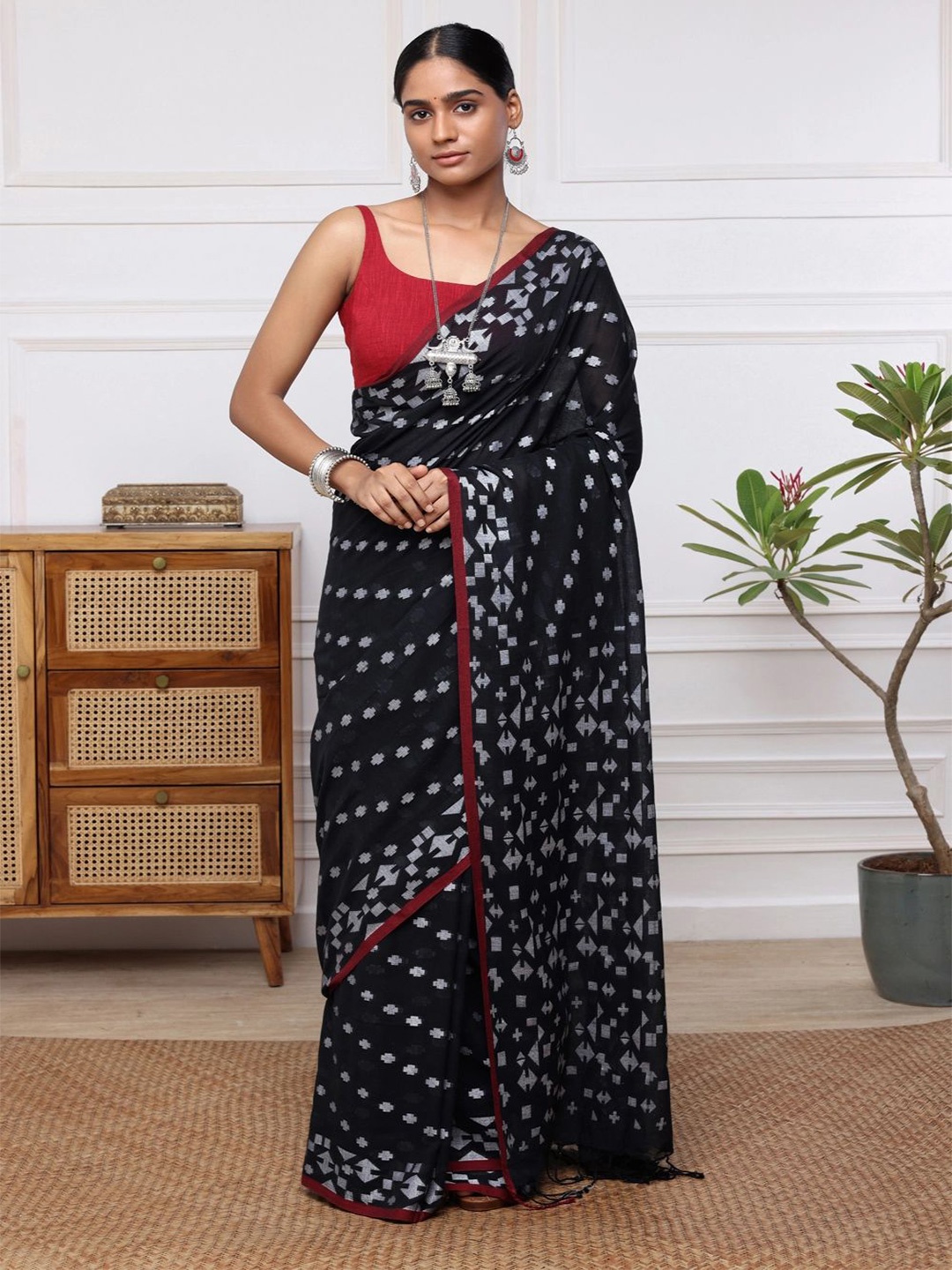 

Sutra Art of Clothing Woven Design Pure Cotton Handloom Jamdani Saree, Black