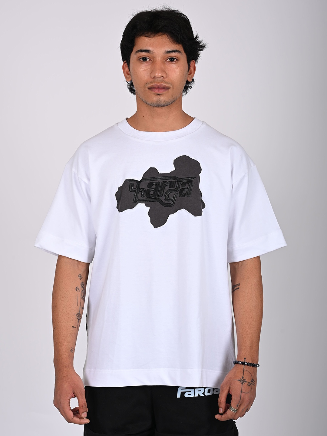 

FARDA Unisex Brand Logo Drop-Shoulder Sleeves T-shirt, White