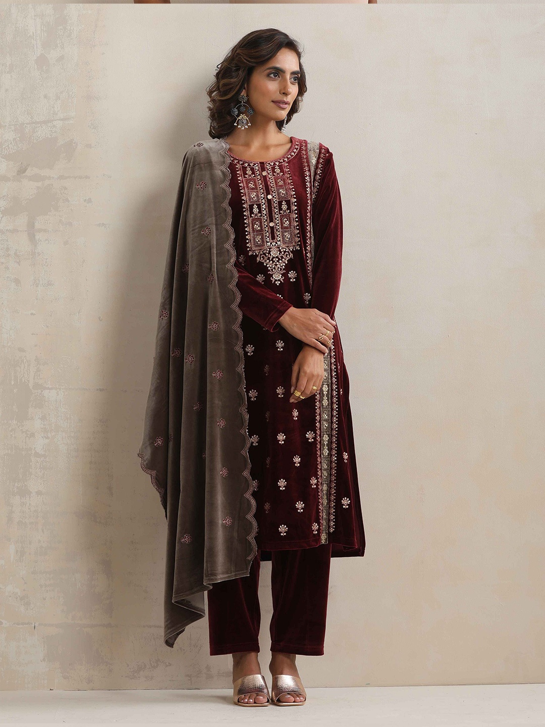 

trueBrowns Women Floral Embroidered Regular Thread Work Velvet Kurta with Trousers & With Dupatta, Maroon