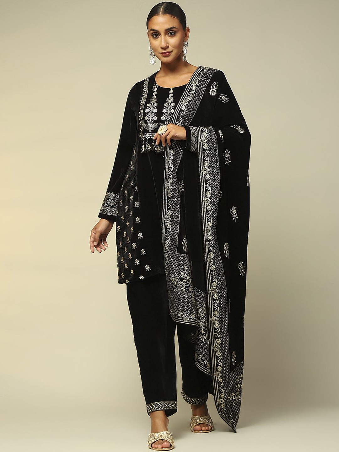 

Rangriti Women Embroidered Regular Kurta with Salwar & With Dupatta, Black