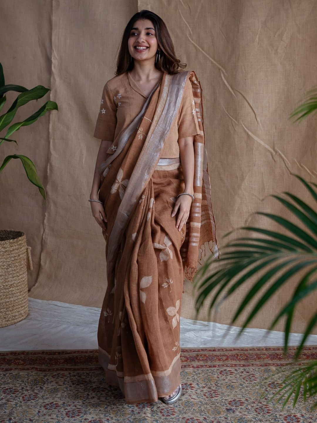 

THE INDIAN ETHNIC CO Floral Zari Pure Linen Dabu Saree, Brown