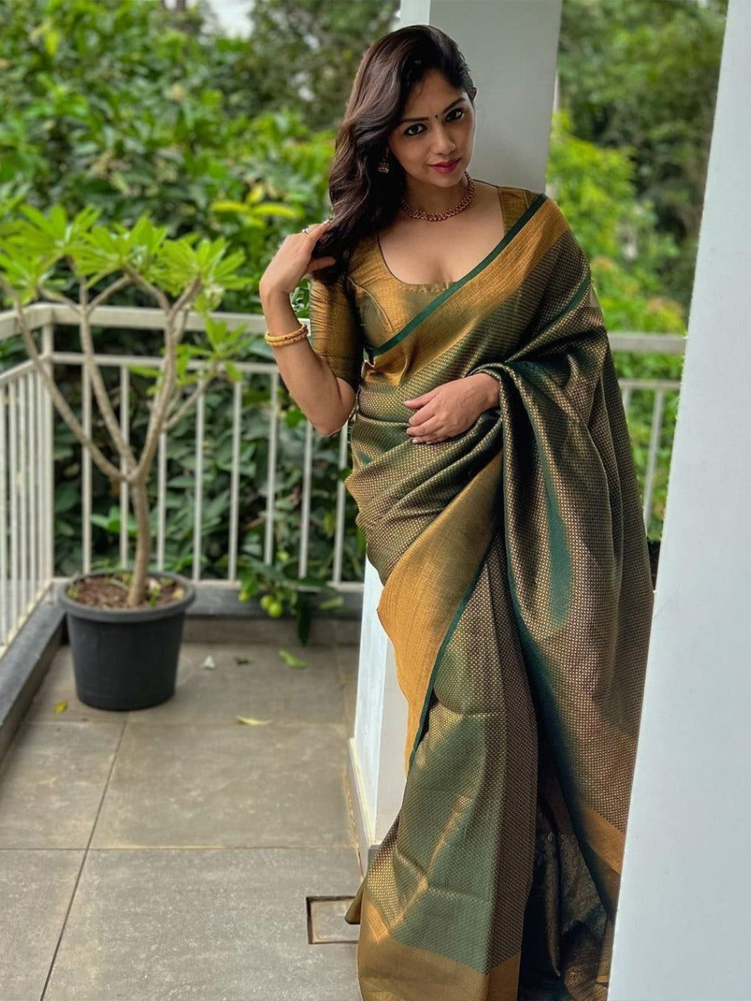 

Jinax Woven Design Zari Pure Silk Banarasi Saree, Green