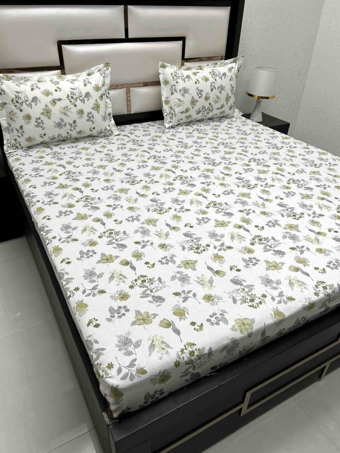 

Pure Decor Royal Passion White Printed Pure Cotton 380 TC Queen Bedsheet Set 2.54 x 2.26 m