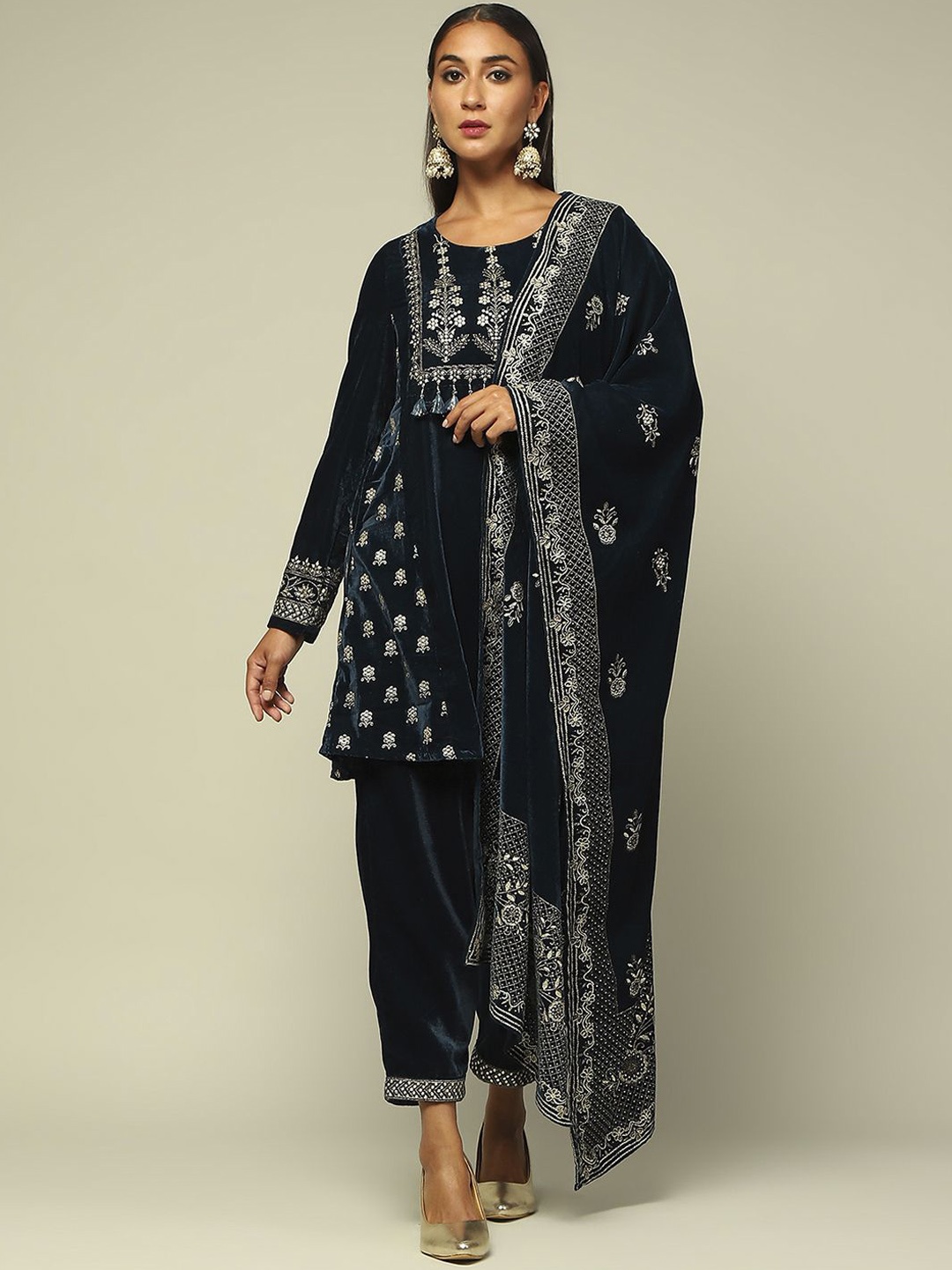 

Rangriti Women Floral Printed Regular Kurta with Salwar & With Dupatta, Black