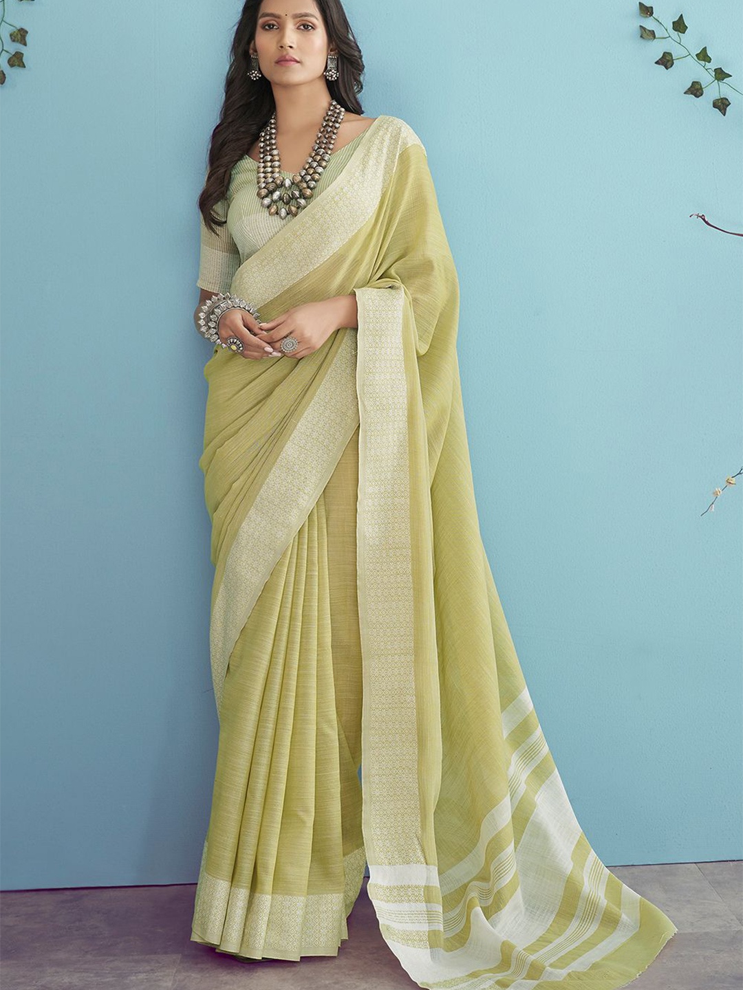 

DEVATITHI Linen Blend Saree, Green