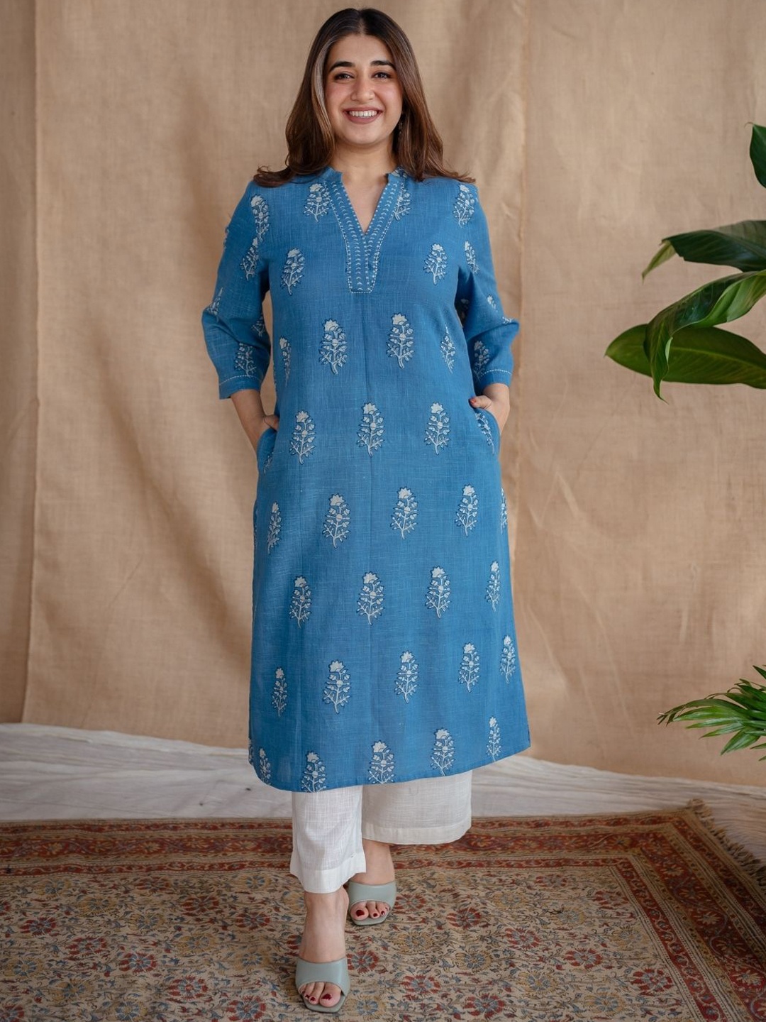 

THE INDIAN ETHNIC CO Women Floral Printed Block Print Handloom Kurta, Blue