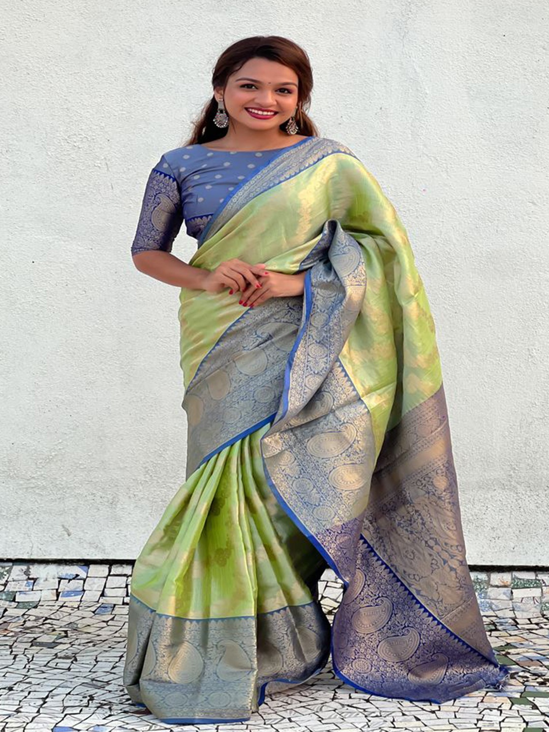 

DEVATITHI Woven Design Zari Tissue Saree, Green