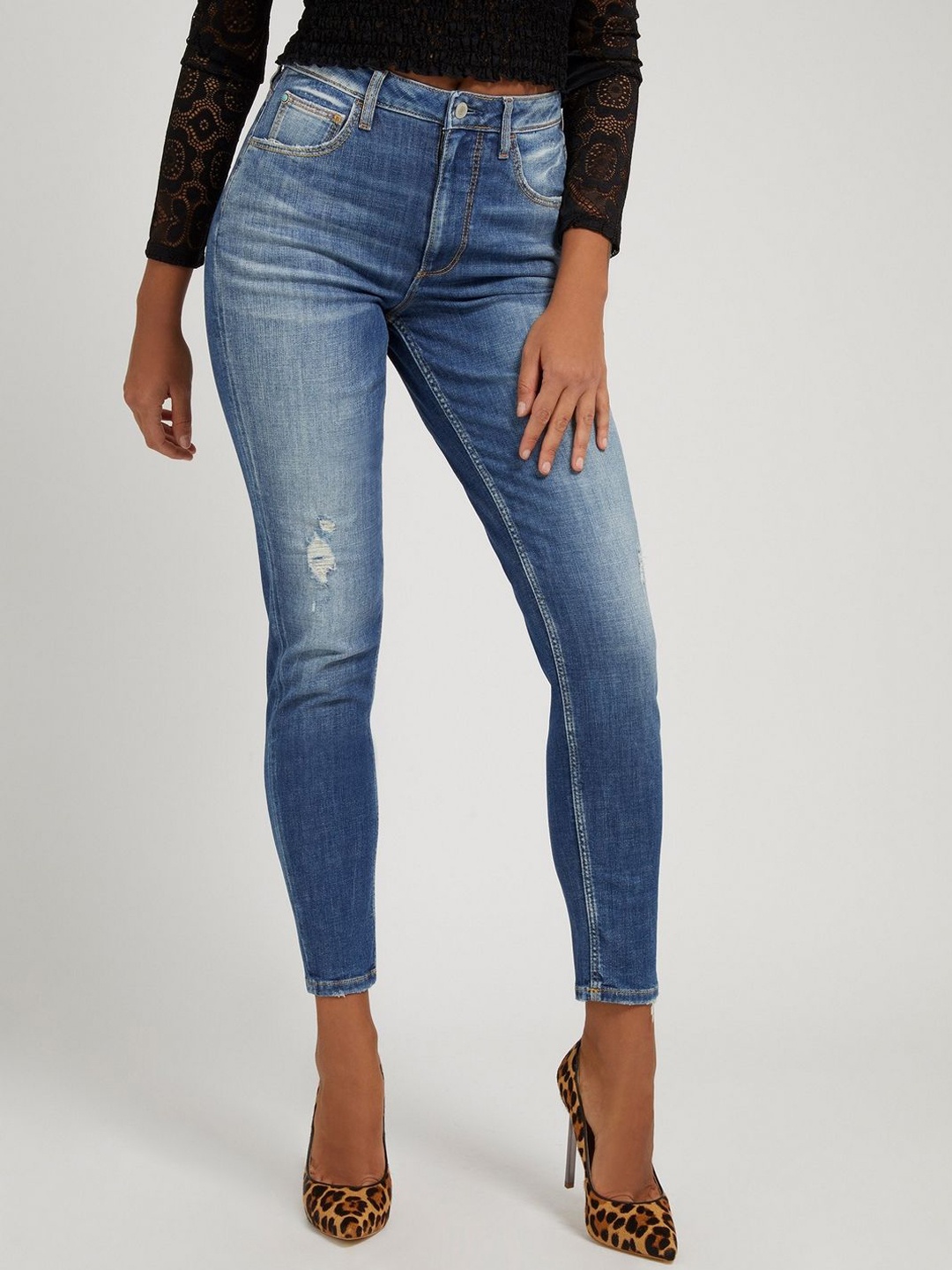 

GUESS Women Relaxed Fit High-Rise Light Fade Jeans, Blue