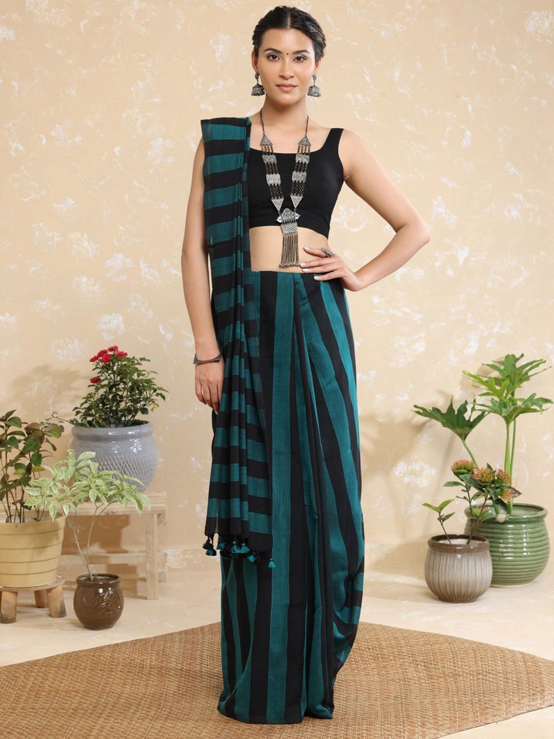 

Sutra Art of Clothing Striped Pure Cotton Jamdani Saree, Black