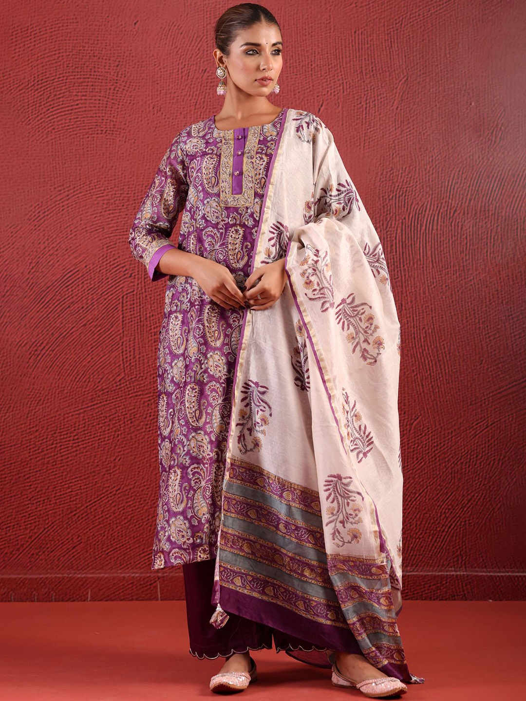 

JAIPURIBANNO Women Paisley Printed Regular Chanderi Silk Kurta with Trousers & With Dupatta, Purple