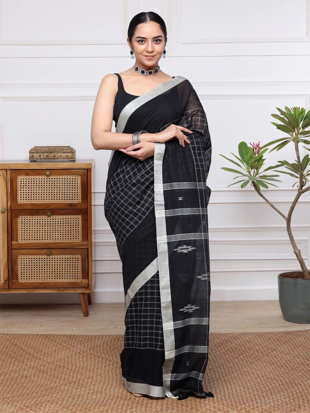 

Sutra Art of Clothing Pure Cotton Jamdani Saree, Black