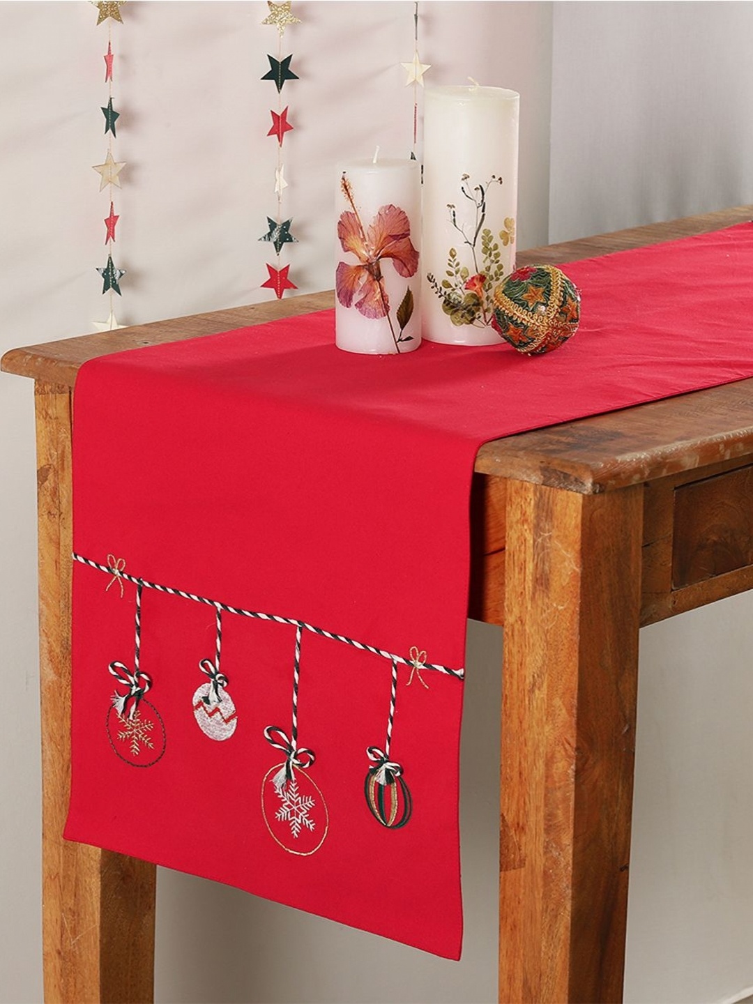 

Ratan Cart Red & White Printed Table Runner